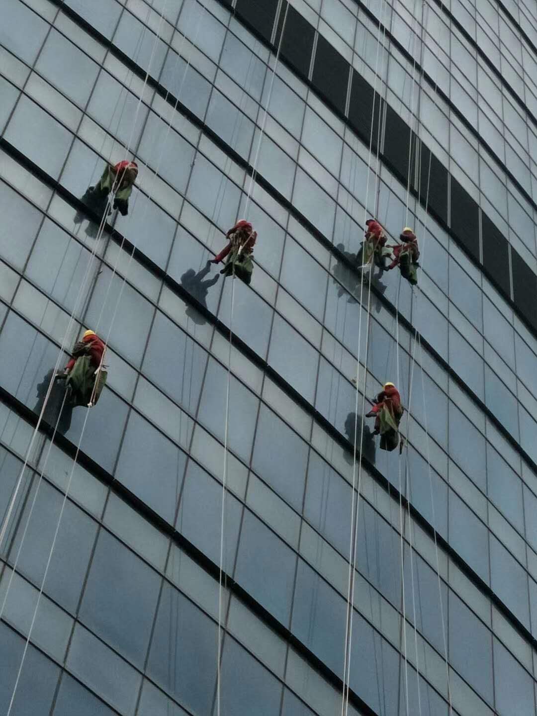 多人高空进行亮化工程